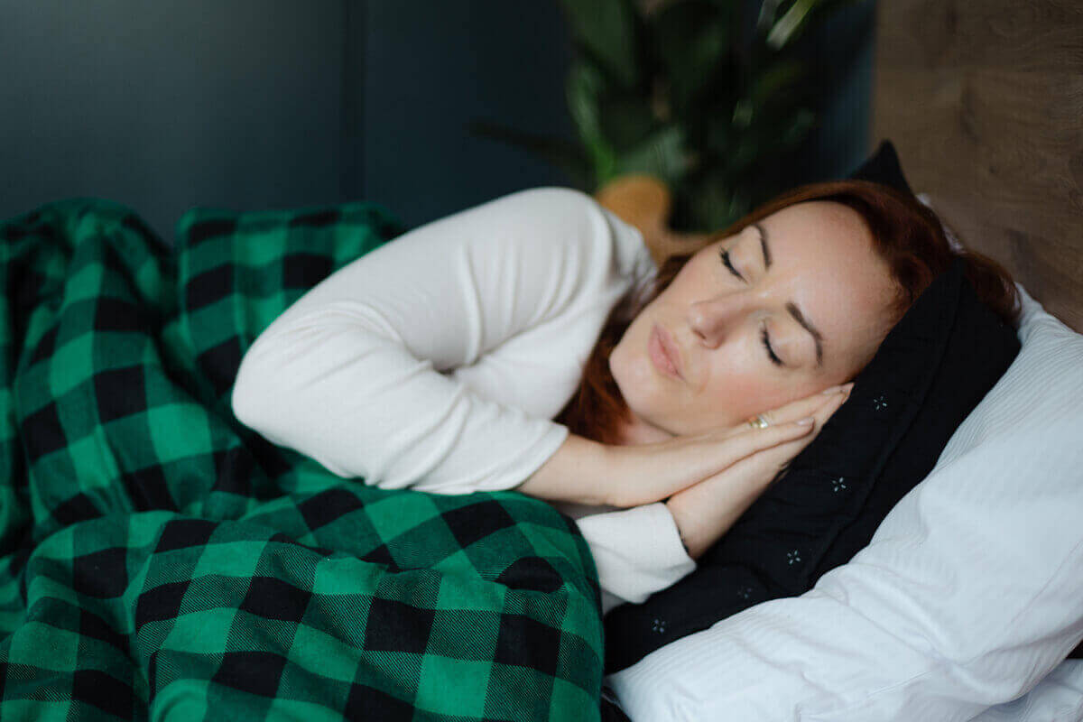 BARBARA testet unsere Gewichtsdecke!