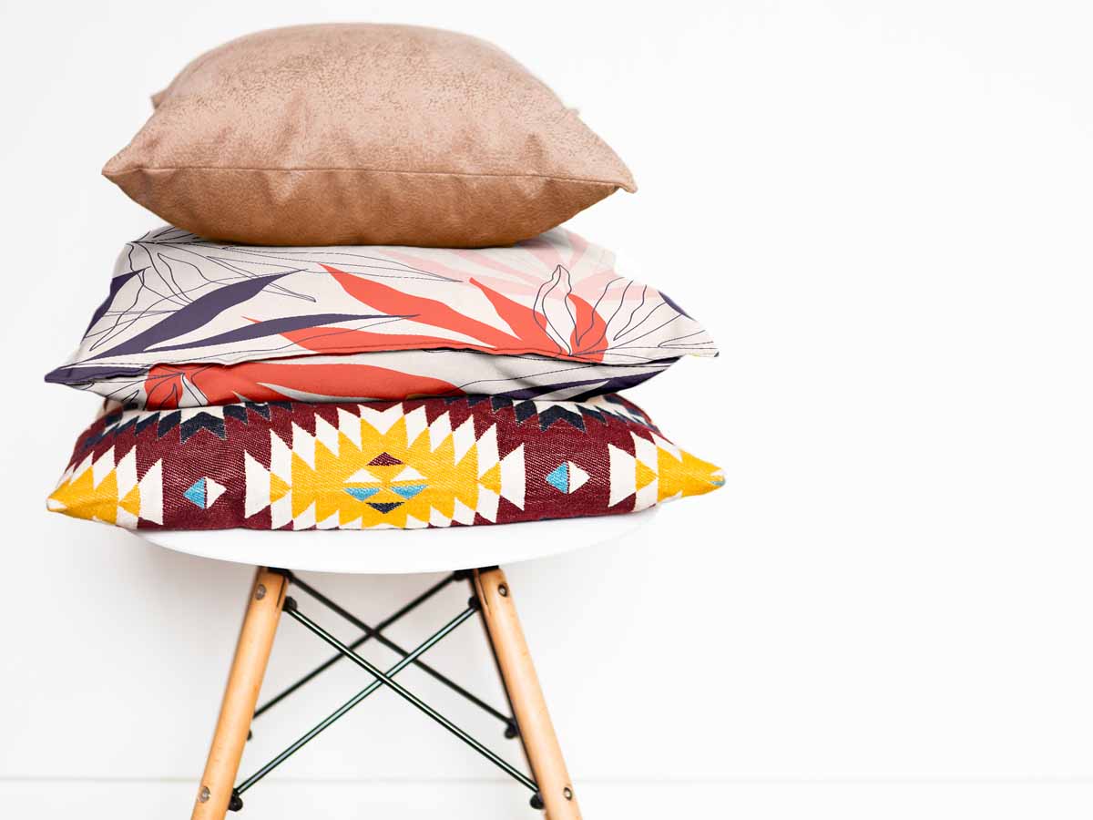 Coussin de santé beige avec des feuilles colorées