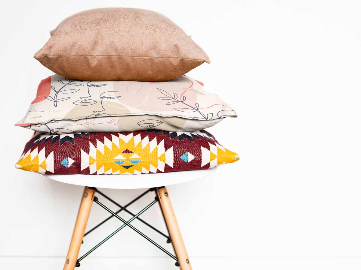 Coussin de santé beige avec visage abstrait