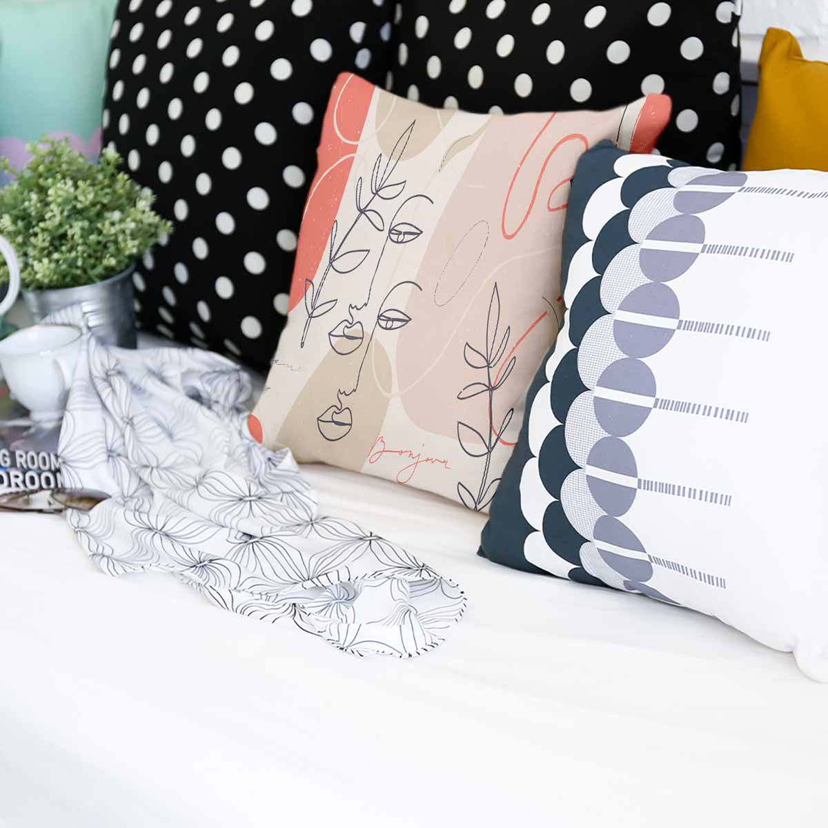 Coussin de santé beige avec visage abstrait