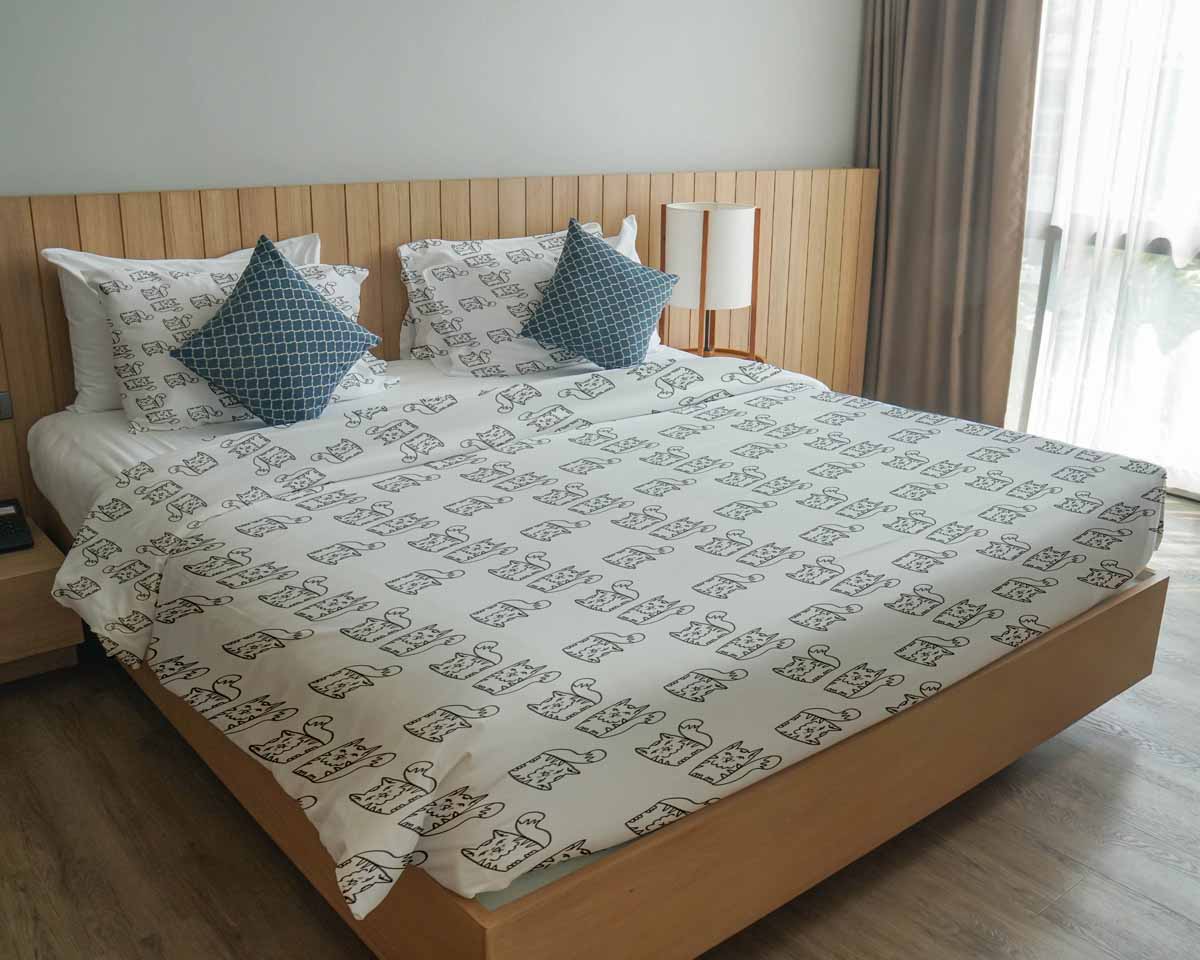 Couverture thérapeutique originale - Housse en coton blanc avec chat mâle