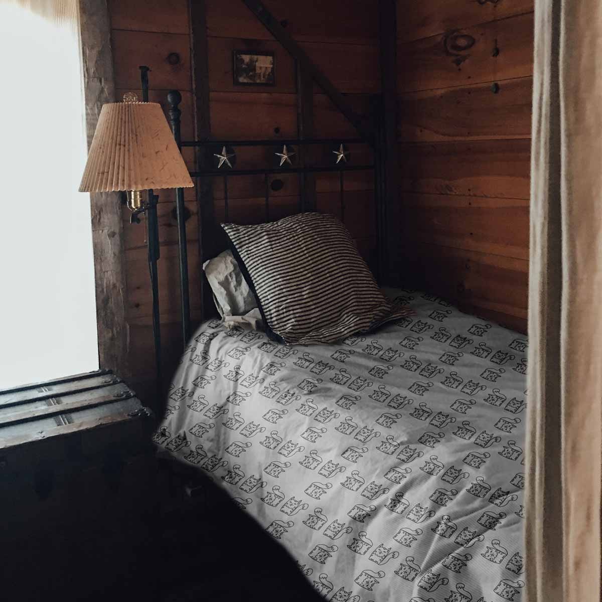 Therapy blankets bedding set white with tomcat