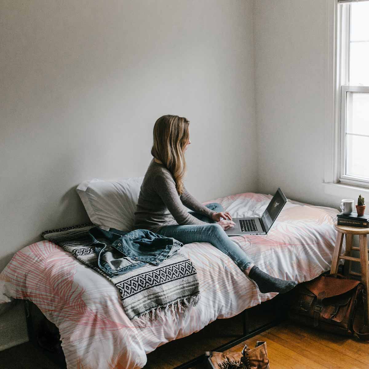 Couverture thérapeutique originale - Housse en coton blanc avec plumes roses