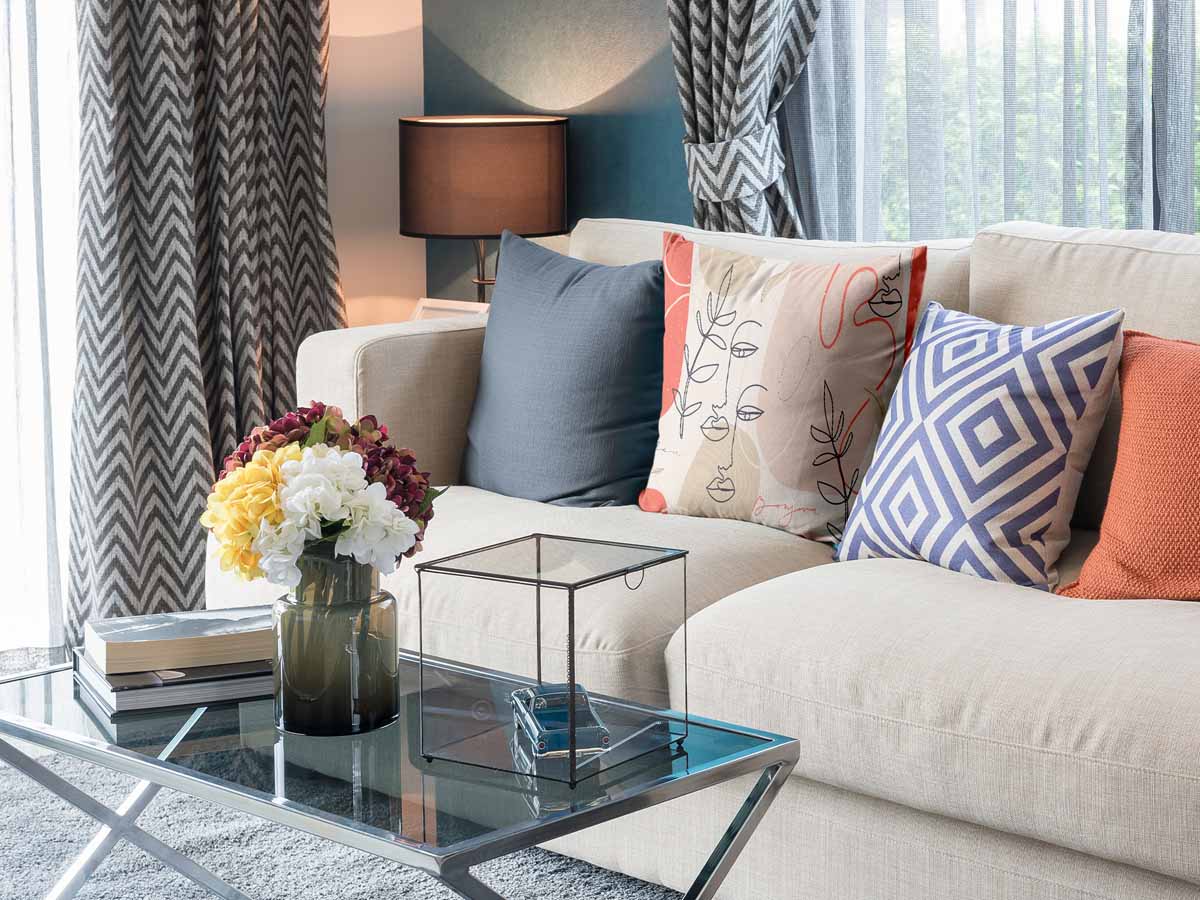 Coussin de santé beige avec visage abstrait