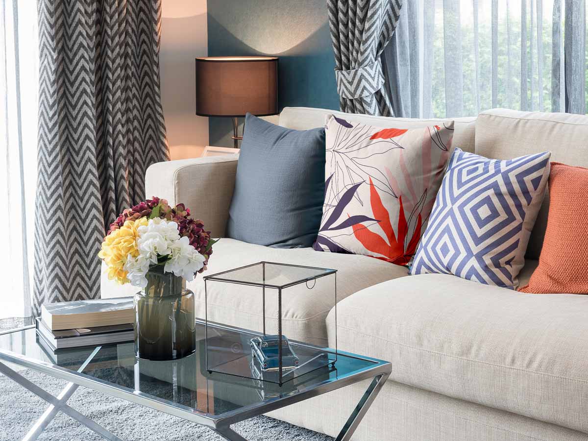 Coussin de santé beige avec des feuilles colorées