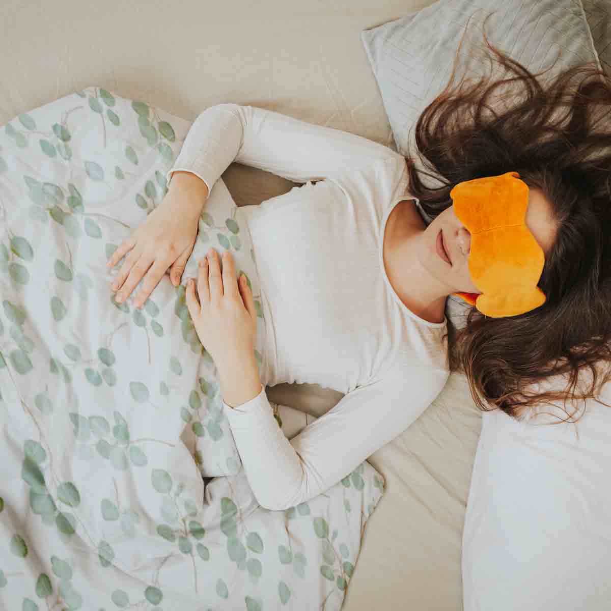 Therapy blankets bedding set white with eucalyptus branches