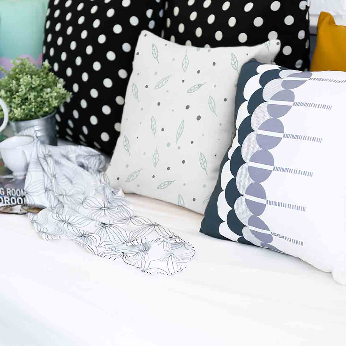 Coussin de santé blanc avec plumes et points