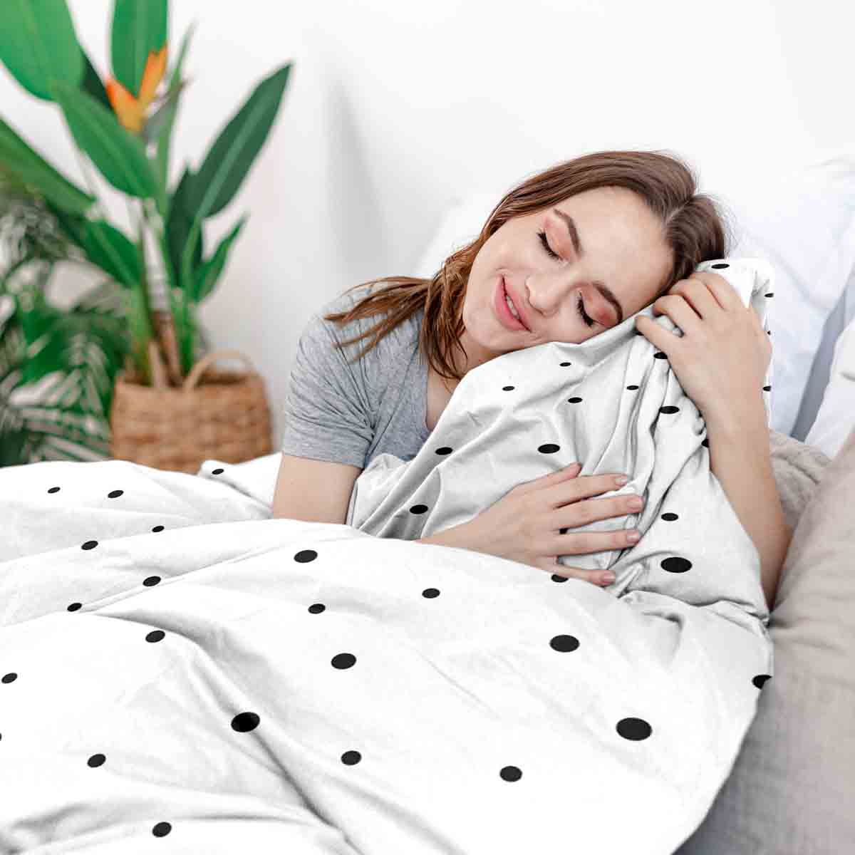 Therapy blankets bedding set white with scattered dots