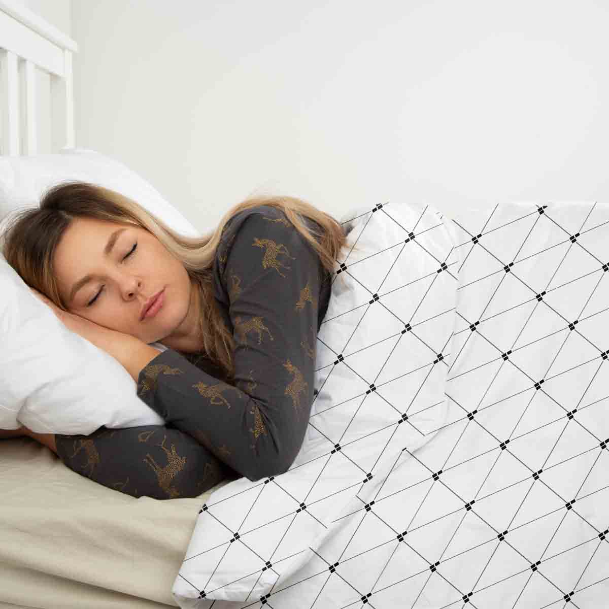 Therapy blankets bedding set white with triangle pattern
