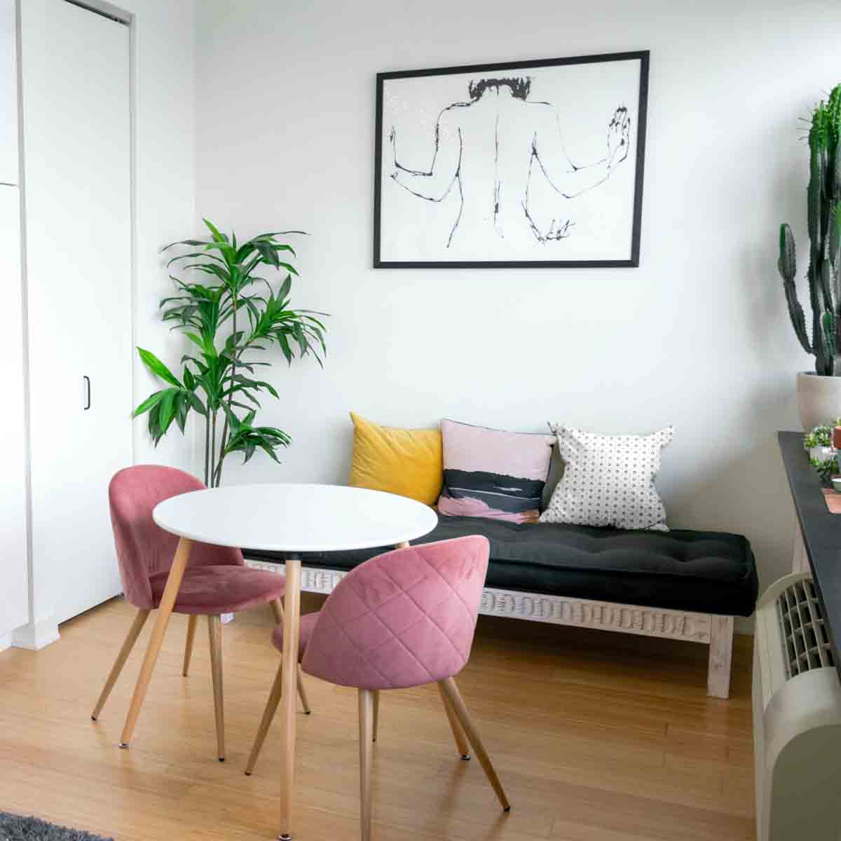 Coussin de santé blanc avec bagues de fiançailles