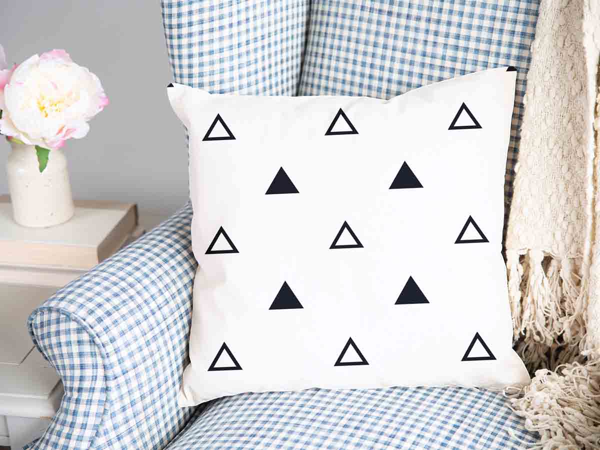 Coussin de santé blanc avec des triangles noirs