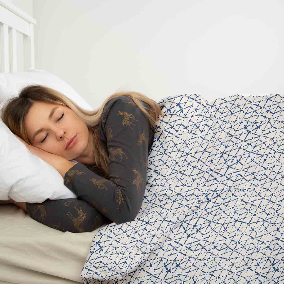 Therapy blankets bedding set white with delicate blue shapes