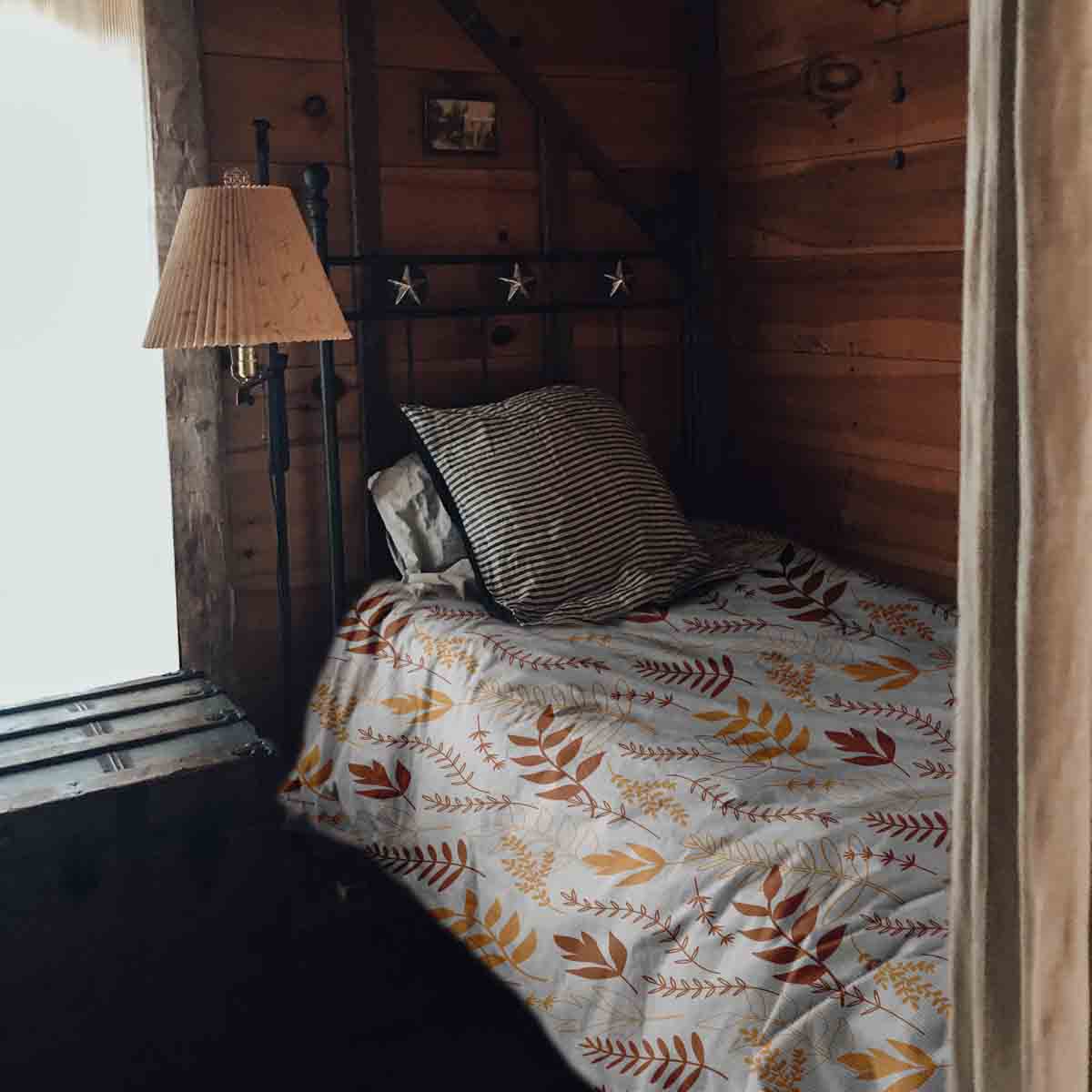 Couverture thérapeutique originale - Housse en coton blanc avec branches automnales