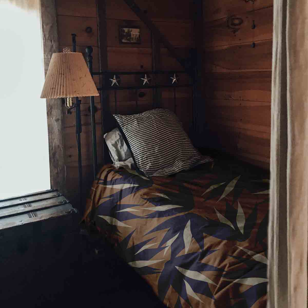 Ensemble de literie avec couverture thérapeutique marron avec feuilles bleues