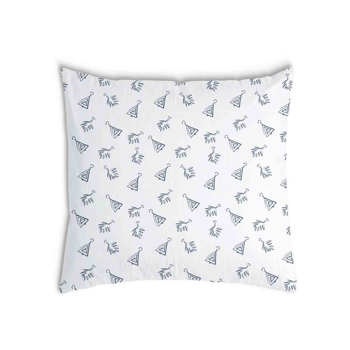 Coussin de santé blanc avec boucles d'oreilles bohèmes