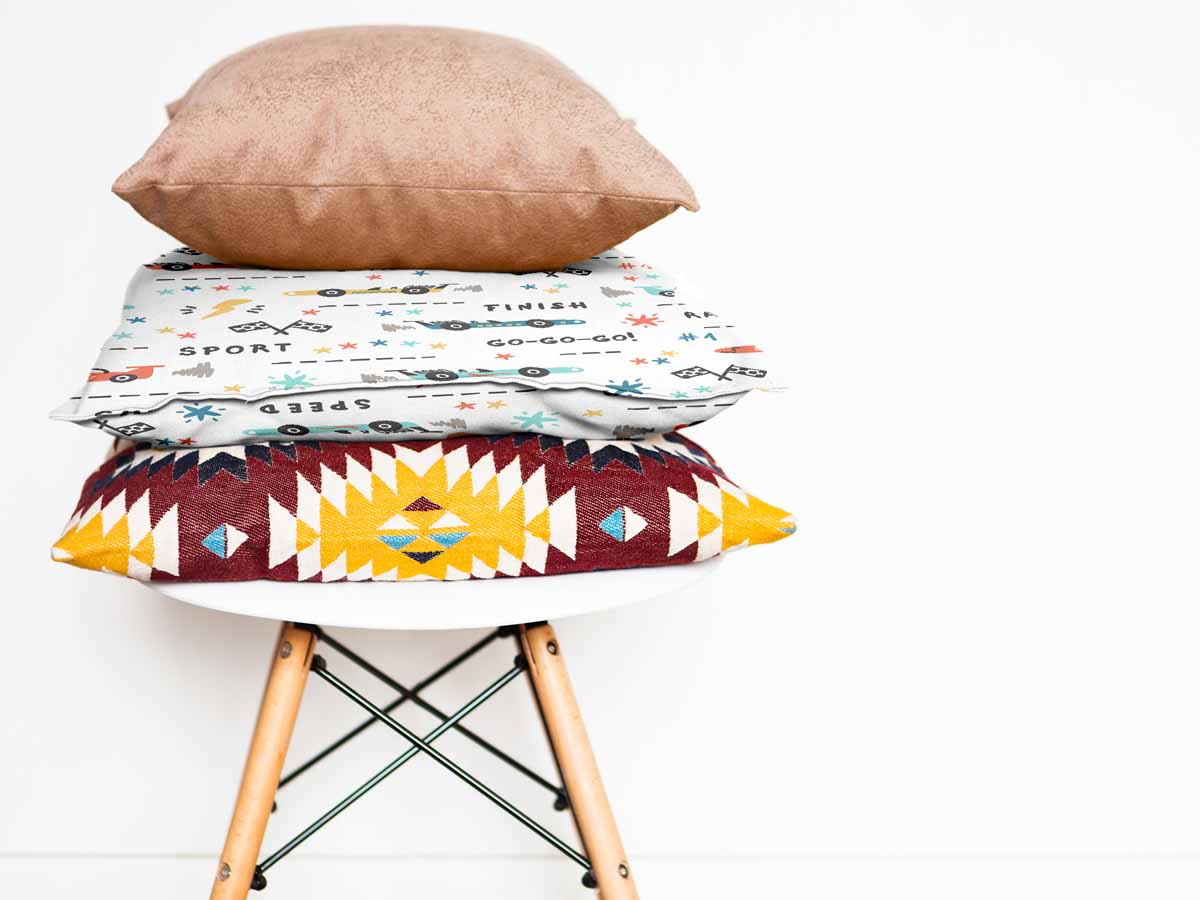 Coussin de santé blanc avec voitures de course