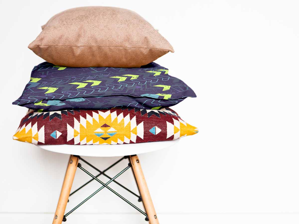 Coussin de santé bleu foncé avec flèches