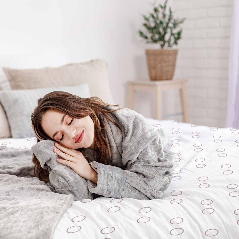 Therapy blanket bedding set, white with circles.