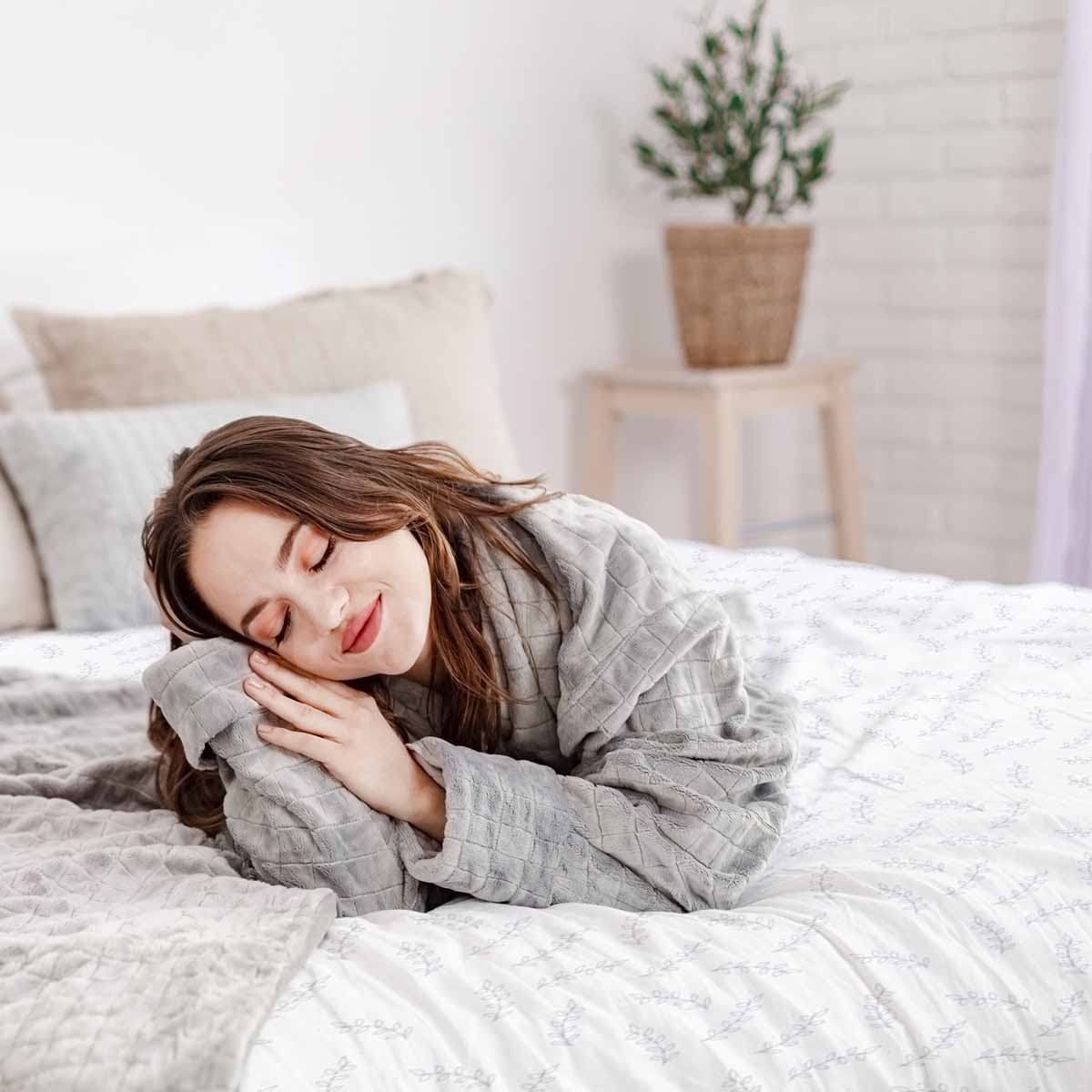 Therapy blankets bedding set with delicate leaves