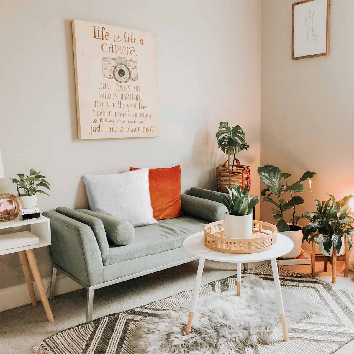 Coussin de santé blanc avec de délicates fleurs