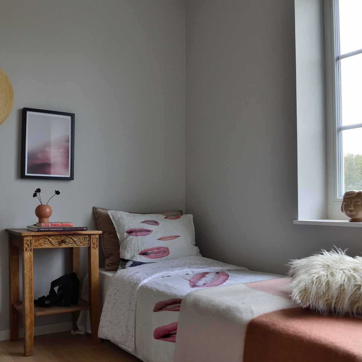 Therapy blankets bedding set white with lips