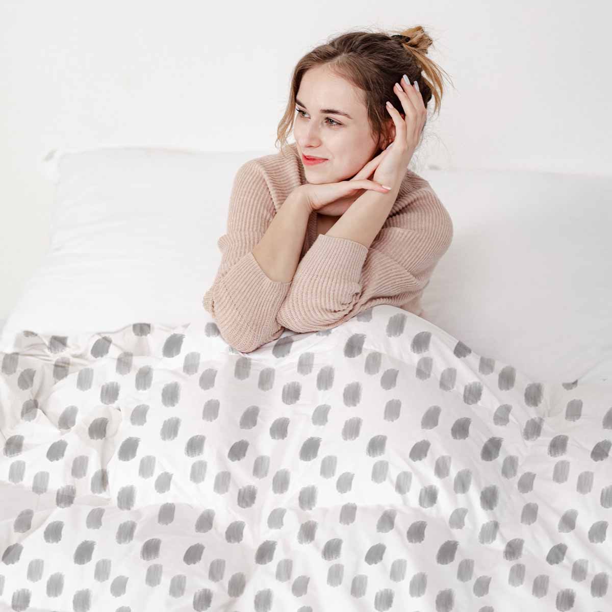 Therapy blankets bedding set white with gray dots