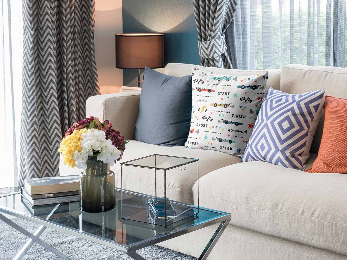 Coussin de santé blanc avec voitures de course