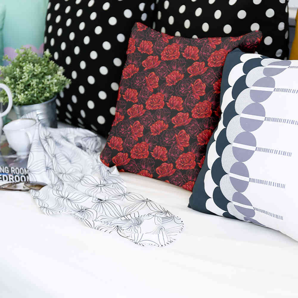 Coussin de santé noir avec des roses rouges
