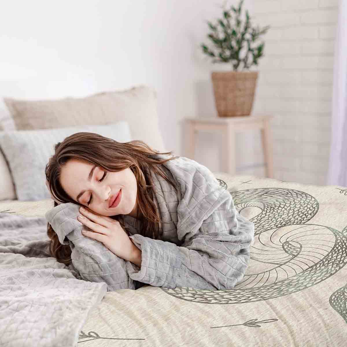 Ensemble de literie beige avec couverture thérapeutique et serpent