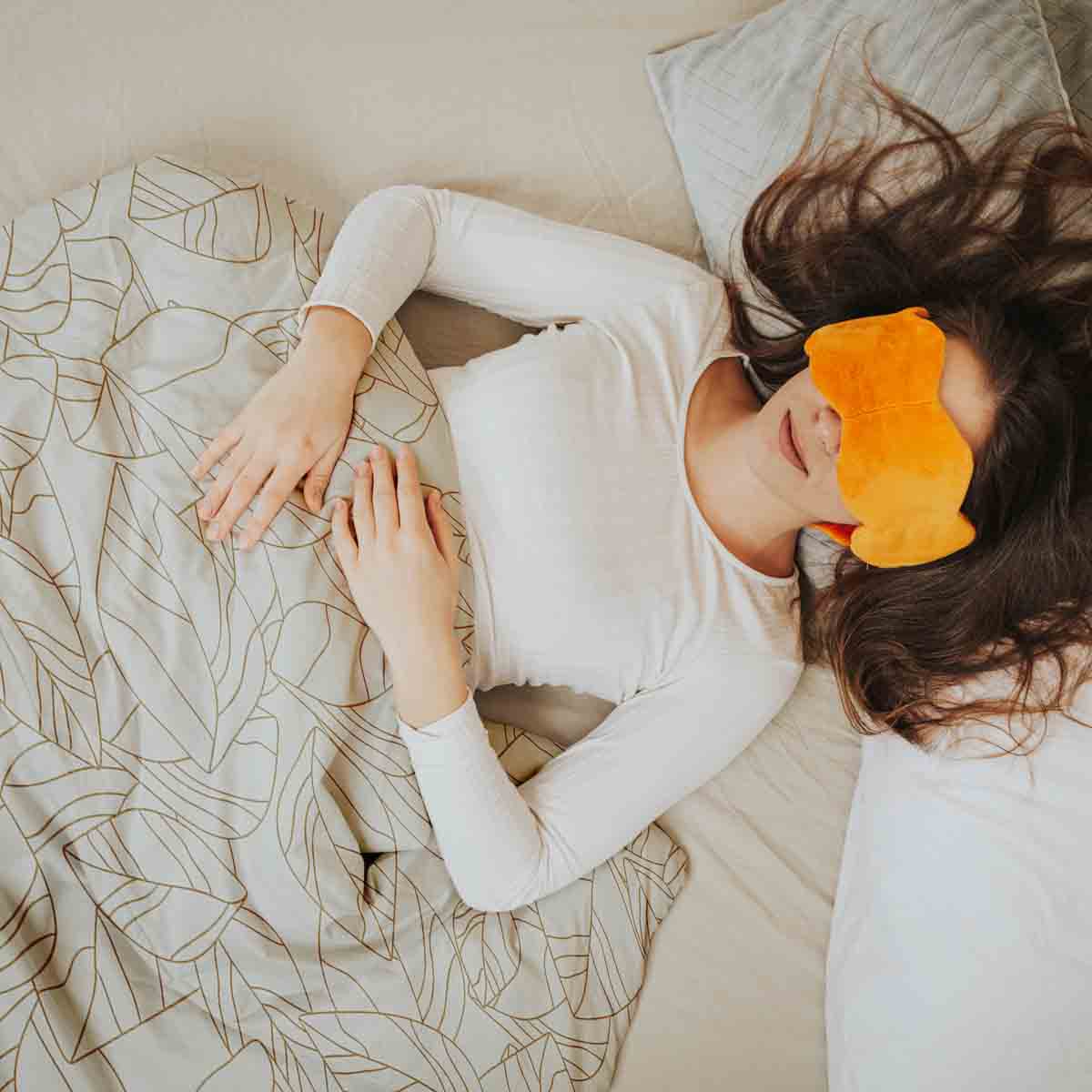 Therapy blankets bedding set beige with leaf pattern black