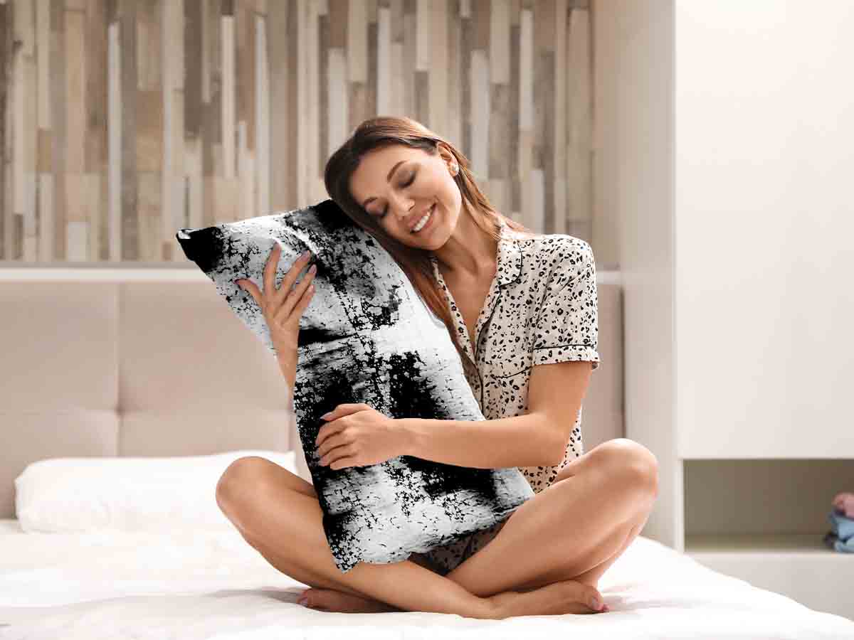 Health pillow black with mottled pattern