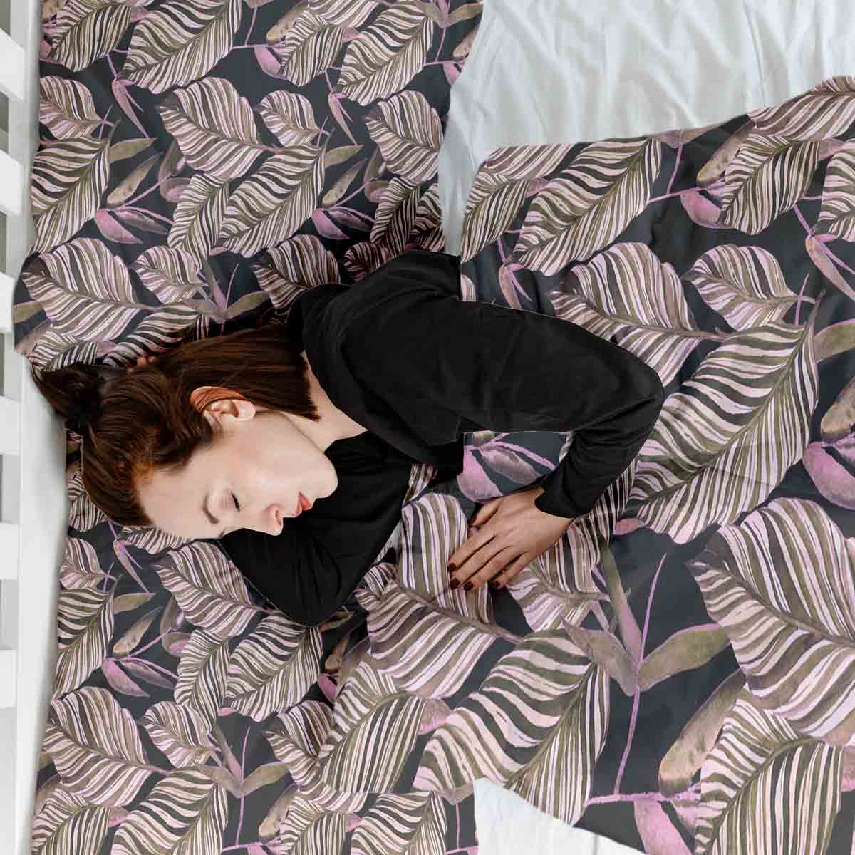 Couverture thérapeutique originale - Housse en coton noire avec feuilles violettes