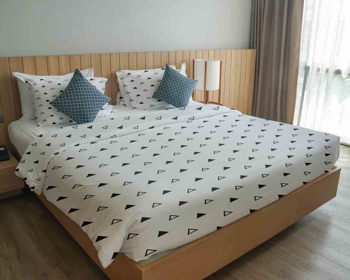 Original therapy blanket - cotton cover white with black triangles
