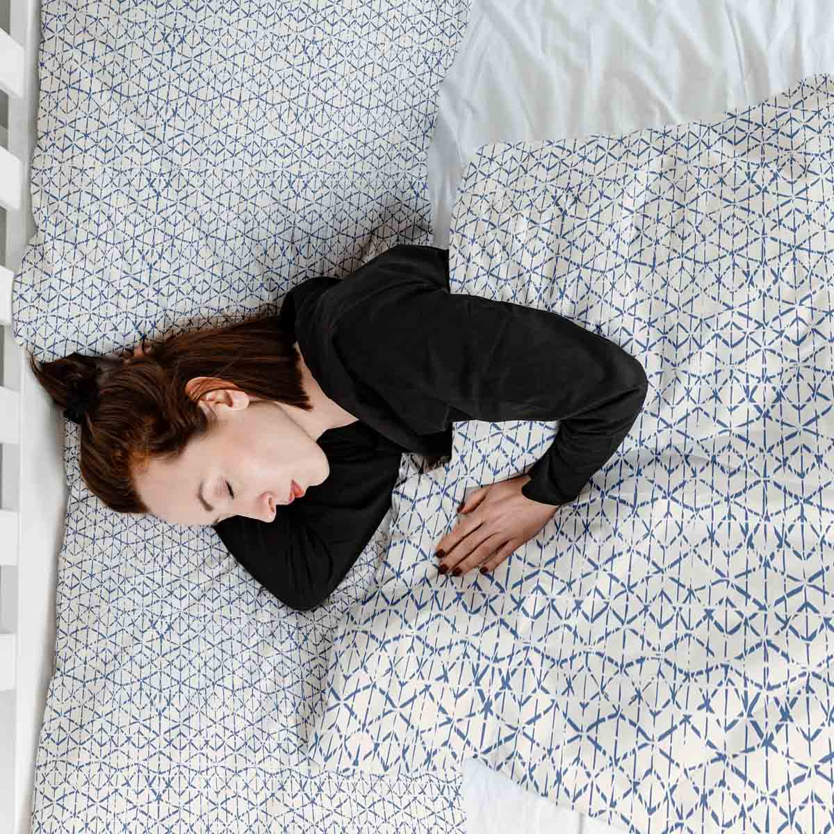 Therapy blankets bedding set white with delicate blue shapes