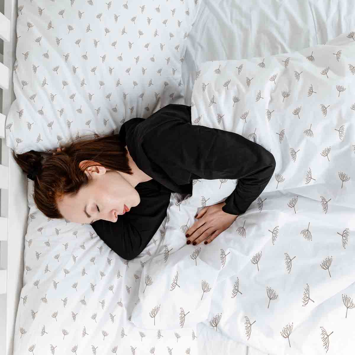 Ensemble de literie avec couverture thérapeutique blanc avec petites branches de gui