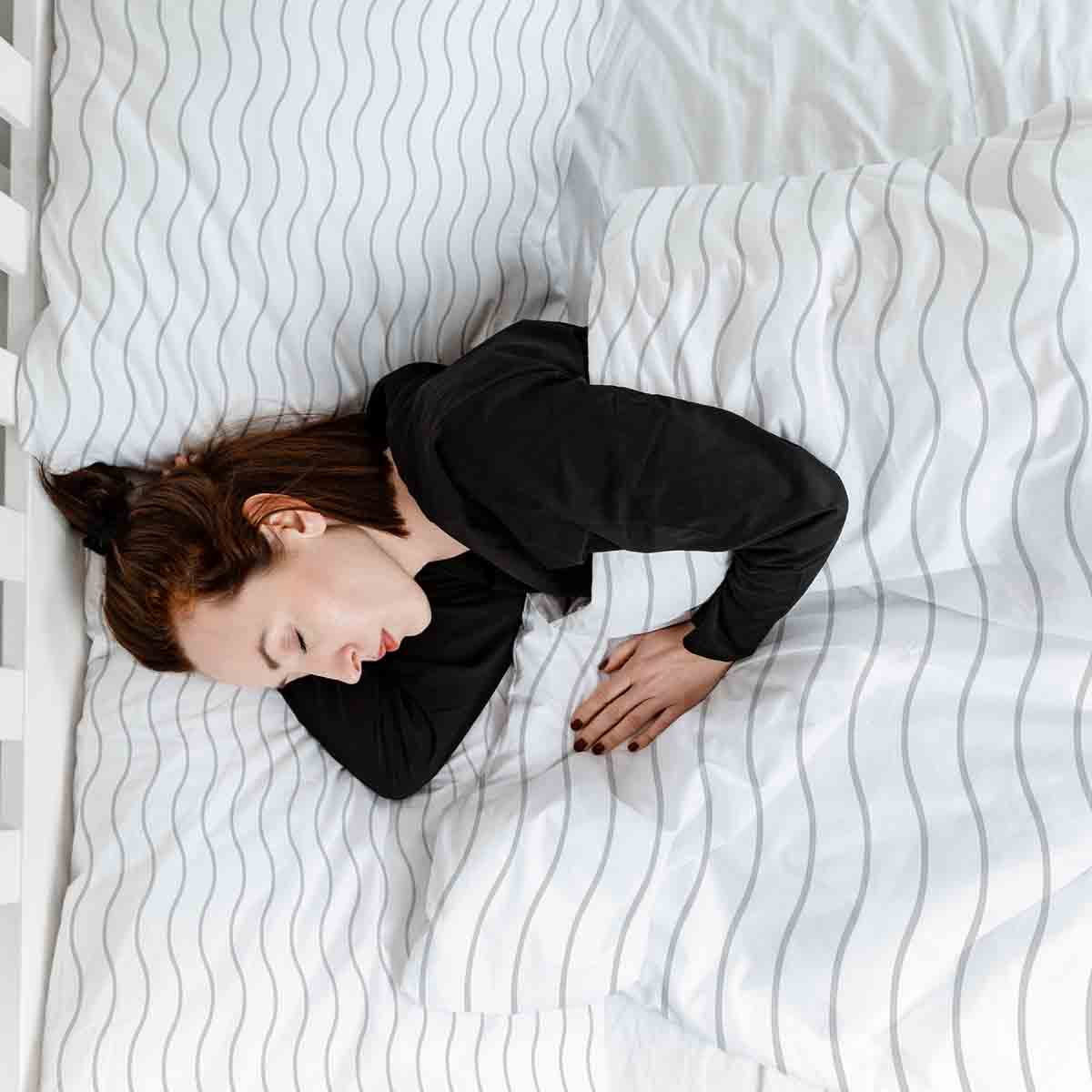 Ensemble de linge de lit avec couverture thérapeutique motif ondulé gris clair