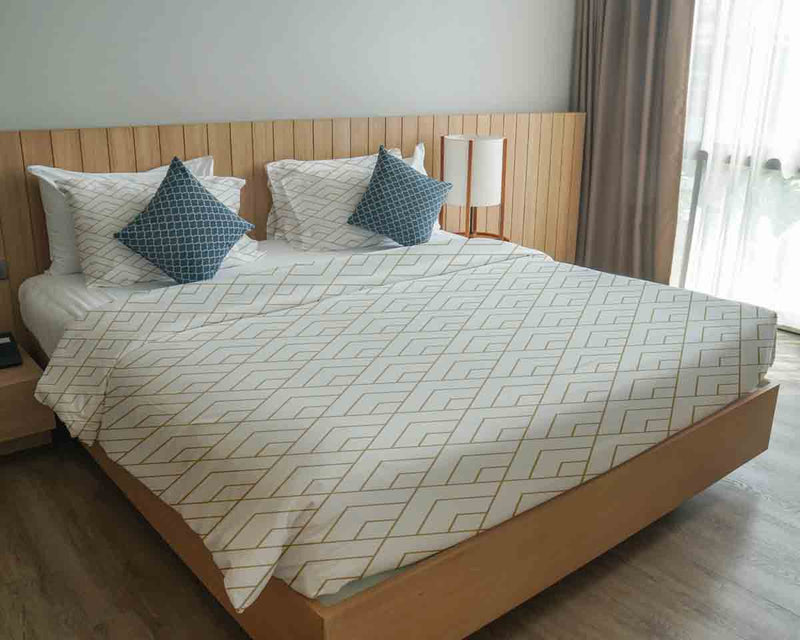 Therapy blanket bedding set with golden stripe pattern